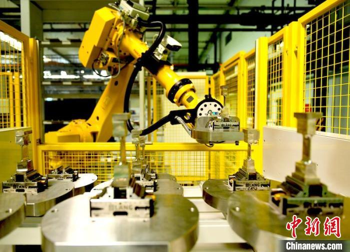 产线机器人放置完工叶片。　刘岗 摄