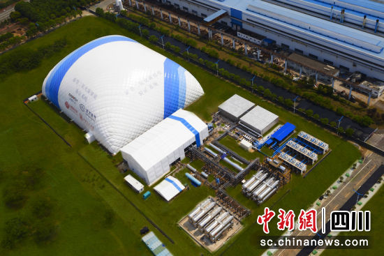 项目像一座蓝白相间的“小山”。尊龙凯时汽轮机 供图